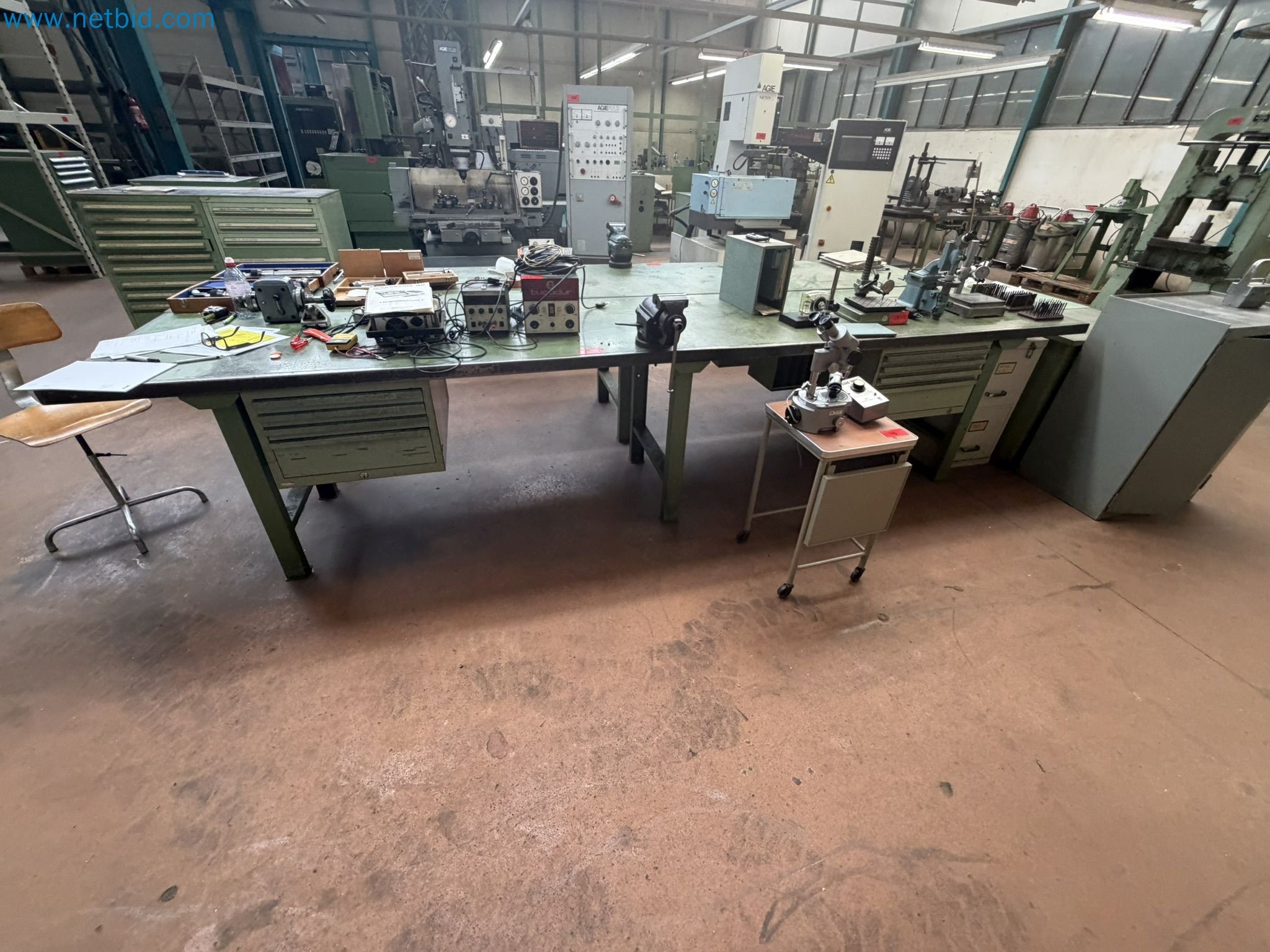 Arbeitstisch mit Schubladen